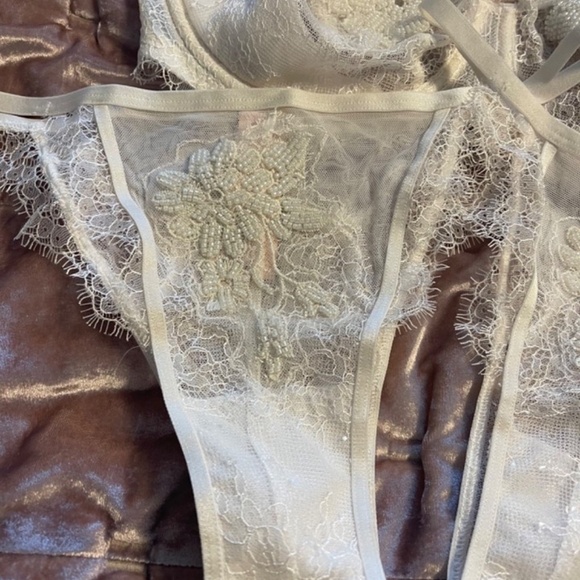 New Victorias Secret 34DDD Embellished Bra & 2 Panties Retail $110 Bride - Picture 8 of 14